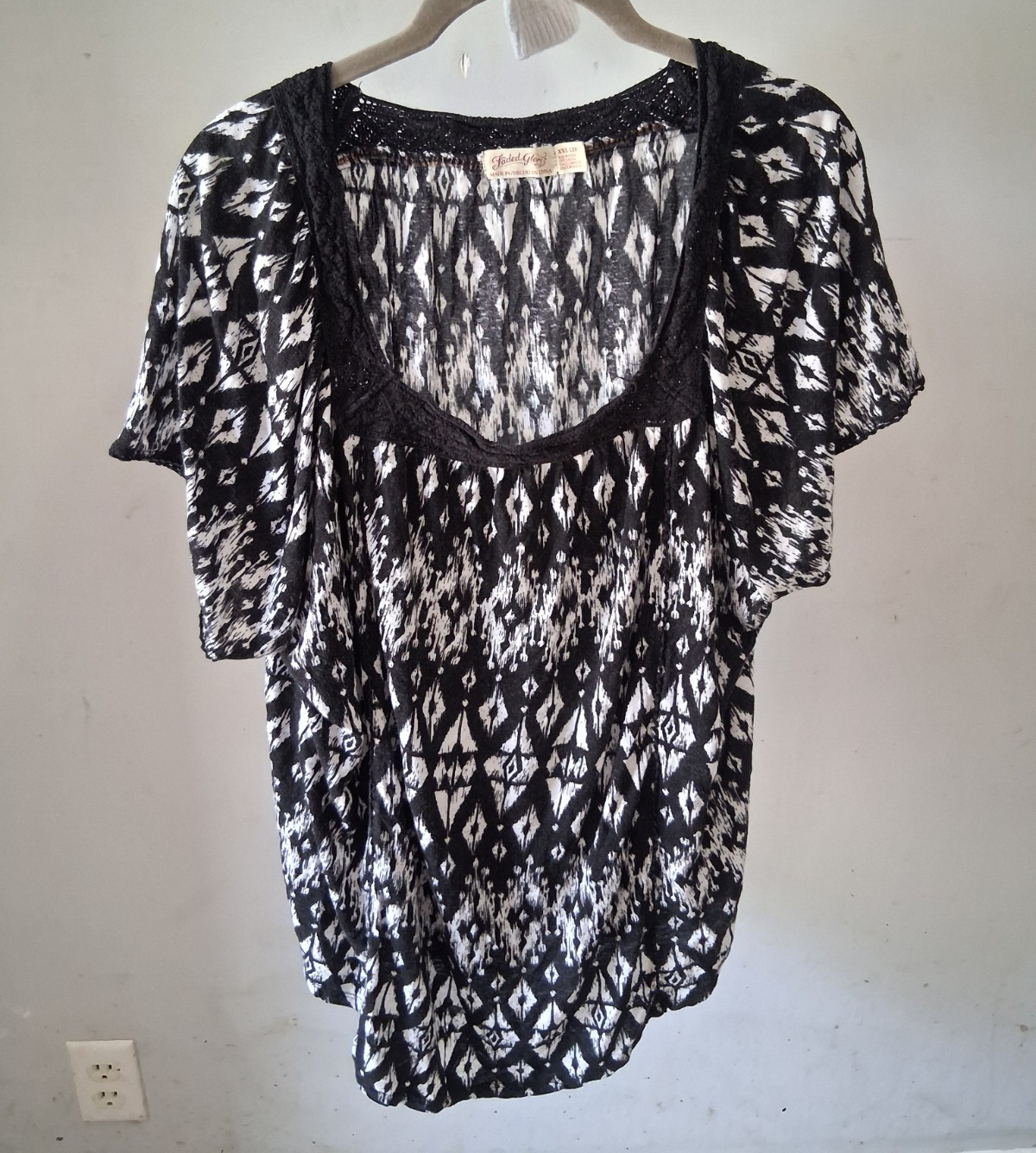 Faded Glory XXL Black/White Geometric Lace Scoop Neck SS Blouse