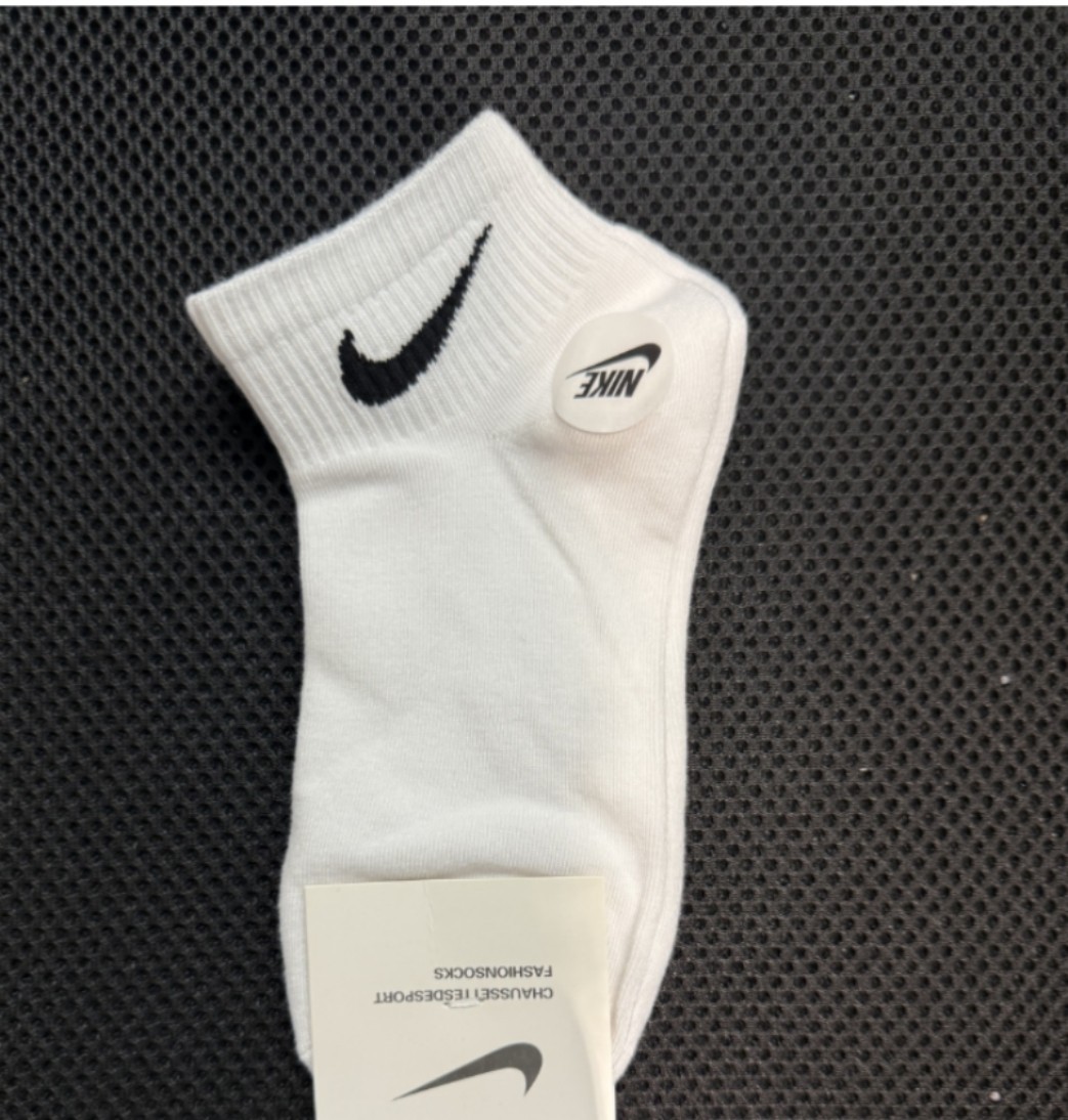 1 Pair Nike Unisex Everyday Dri Fit Ankle Cushioned Socks White Cotton, Size M