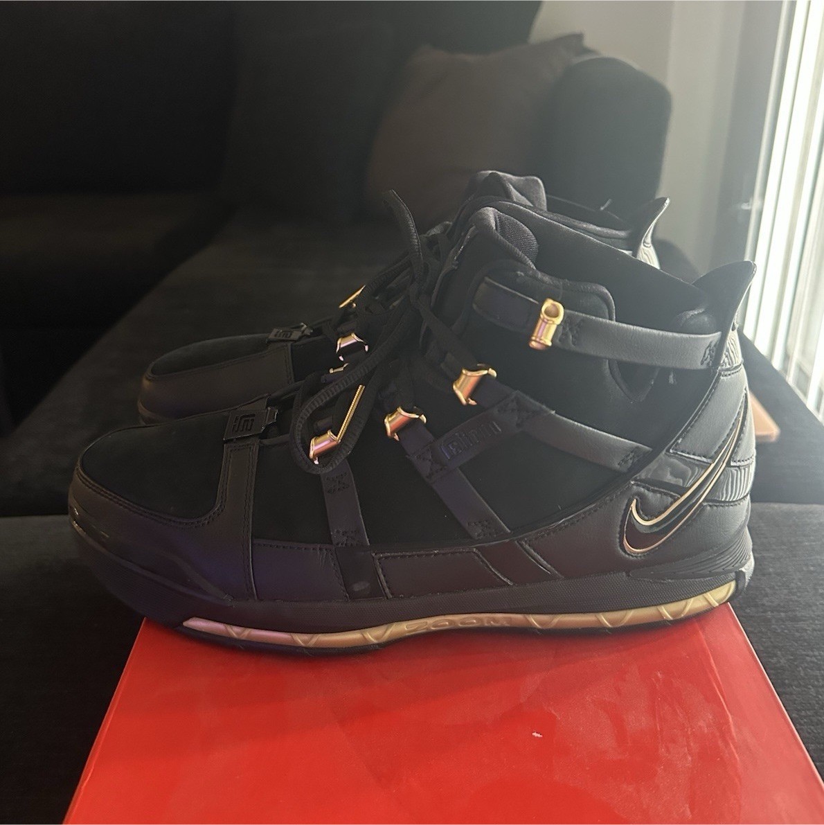 Nike Zoom LeBron 3 QS Black/Metallic Gold Mid Top Basketball AO2434-001