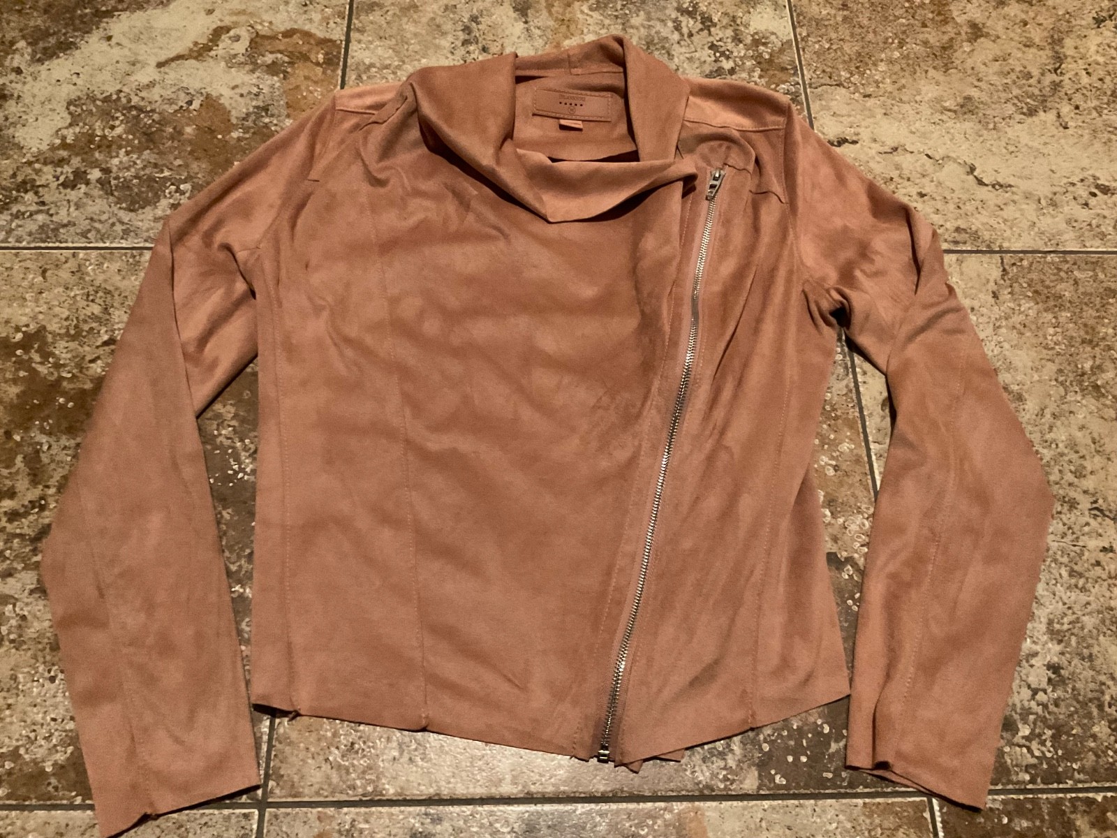 BLANK NYC WOMENS DRAP FRONT FAUX SUEDE FRONT ZIP JACKET ( SIZE MEDIUM) TAN