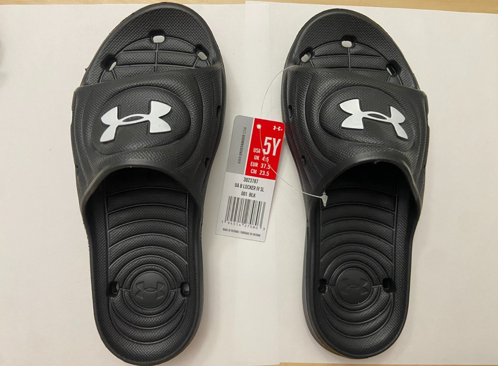 Under Armour Boys’ Locker IV SL Slide Sandals in Black (001) and Size 5Y