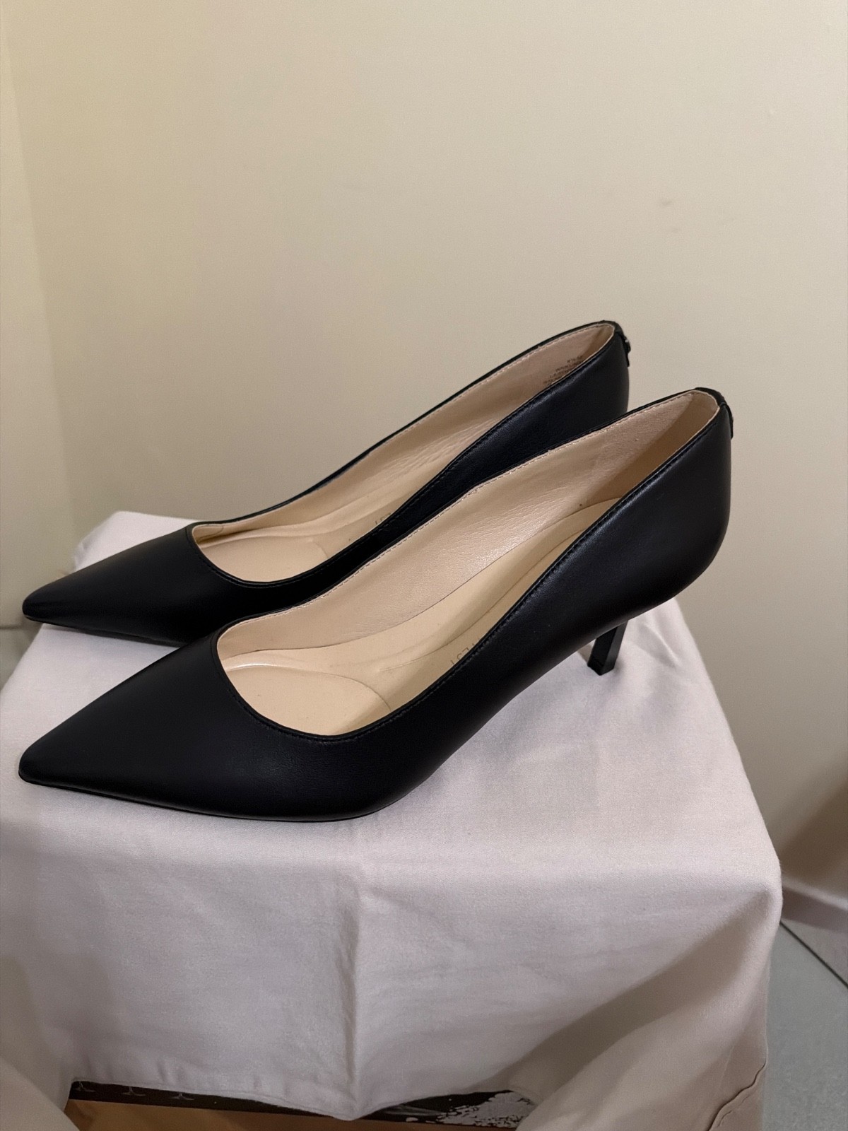 Leather black pumps