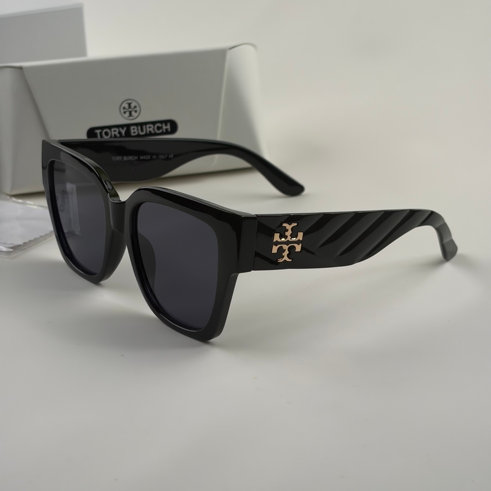 New In Box – Tory Burch Women’s Sunglasses Black Bold Square Beach Travel Summer