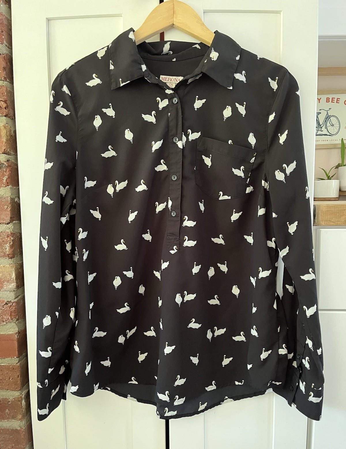 Merona Womens L Black/White Swan Print Collared Long Sleeve Button-Up