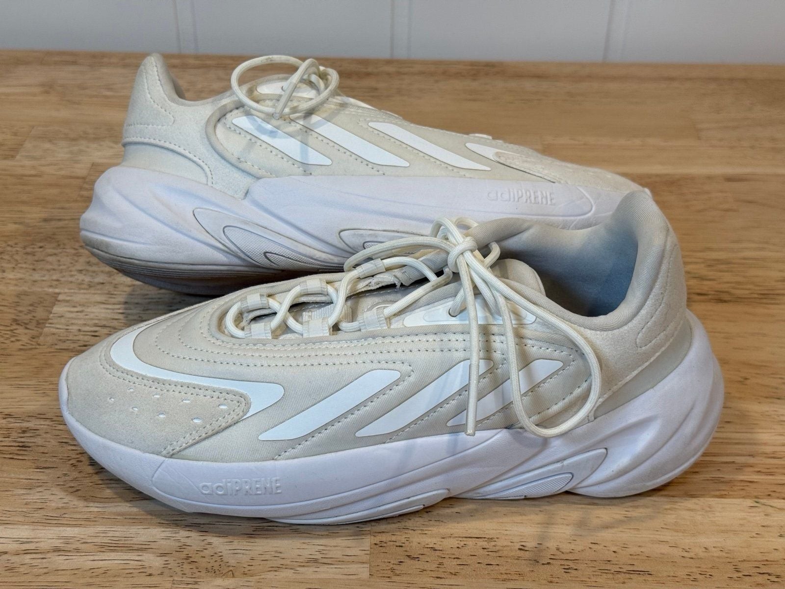 Adidas Originals Ozelia White Boys or Men’s Size 5