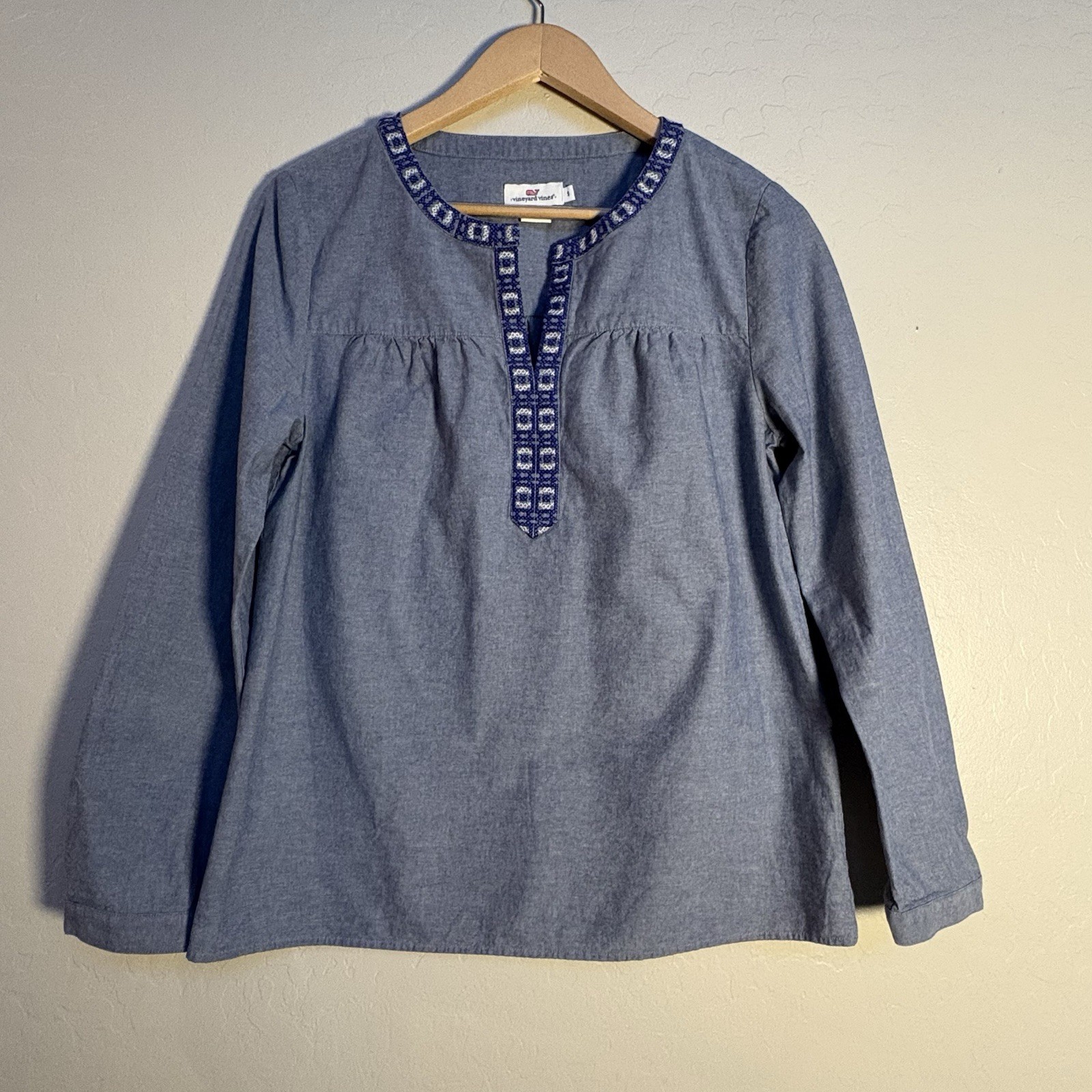 Vineyard Vines Women’s Chambray Embroidered V-neck Long Sleeve Top Size S