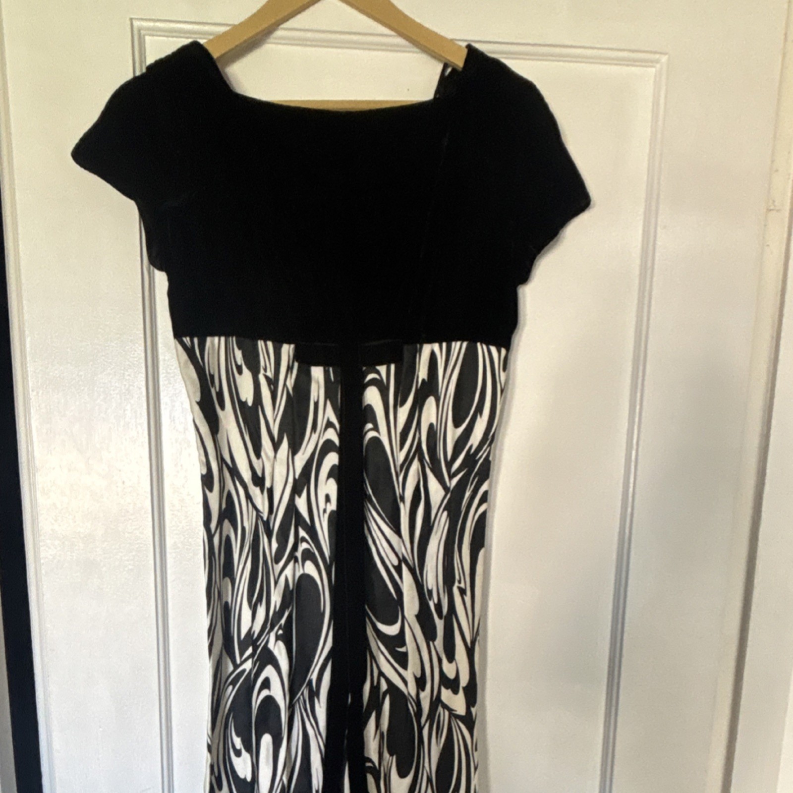 Women’s Black & White Abstract Print Short Sleeve Wide-Leg Jumpsuit