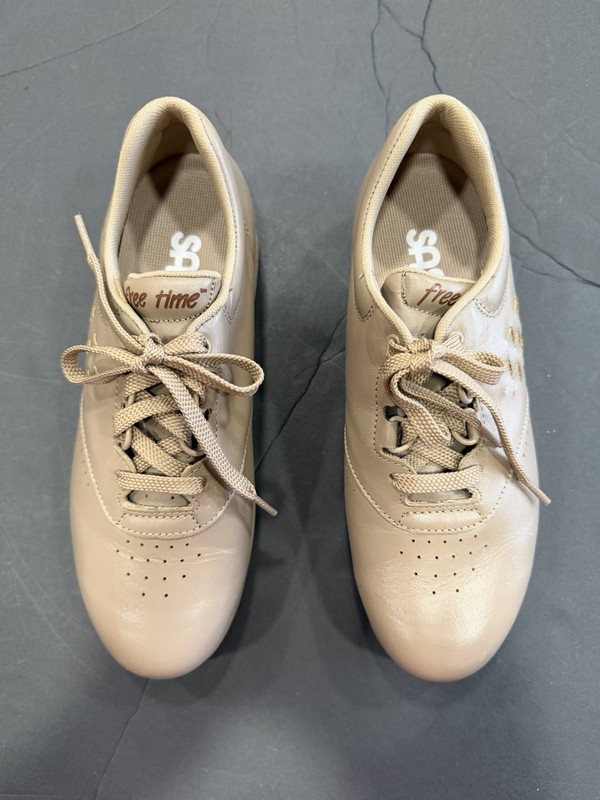 New SAS shoes woman size 7 M Free Time Leather Walking Shoe. Never Worn.