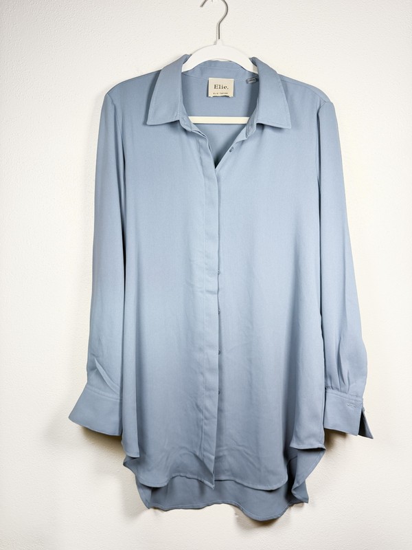 Elie Tahari Button Down Blouse Women’s L Blue Satin Quiet Luxury Office