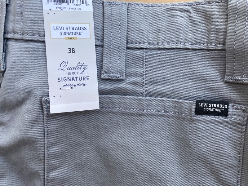 NEW Levis Signature Essential Cargo Shorts Mens 38 Super Flex Fabric 10” Inseam