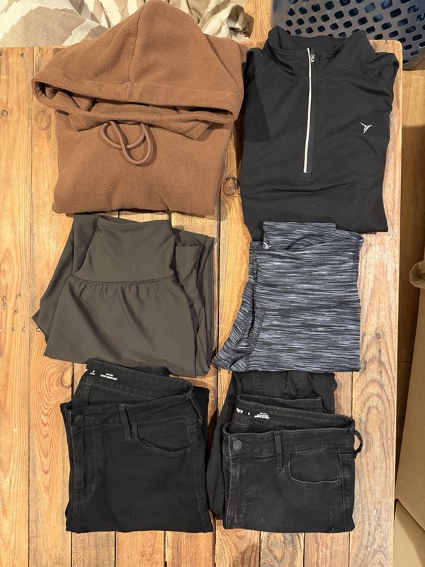 Women’s Old Navy 6 Piece Lot- Size 6 Jeans, Sm, And Med Bottoms, And Tops.