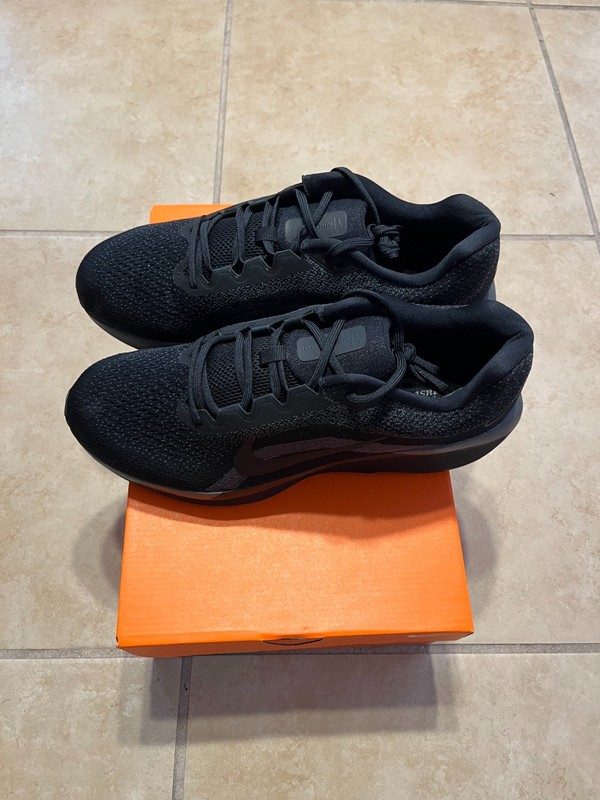 Nike Sportswear Winflo 11 Triple Black Anthracite FJ9509-002 sz 13 Men’s