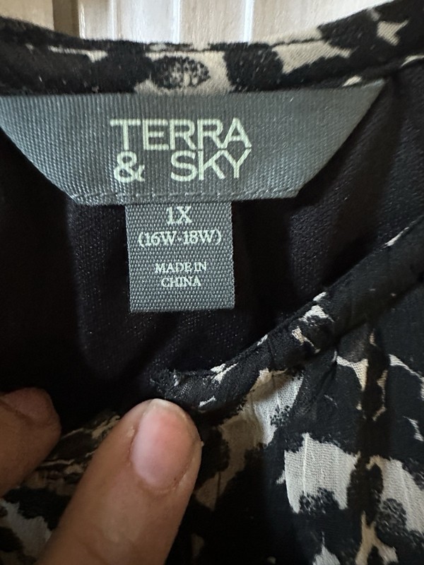 Terra And Sky 1x 16W/ 18W Black And White Long Sleeves Lightweight Dress gallery