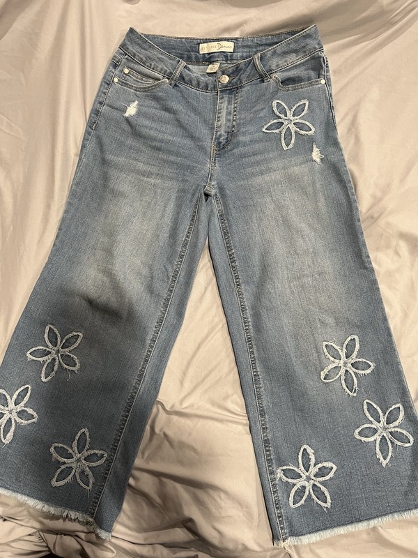 Denim Est. 1946 Women’s Light Wash Mid Rise Cropped Embroidered Flower Jeans 8