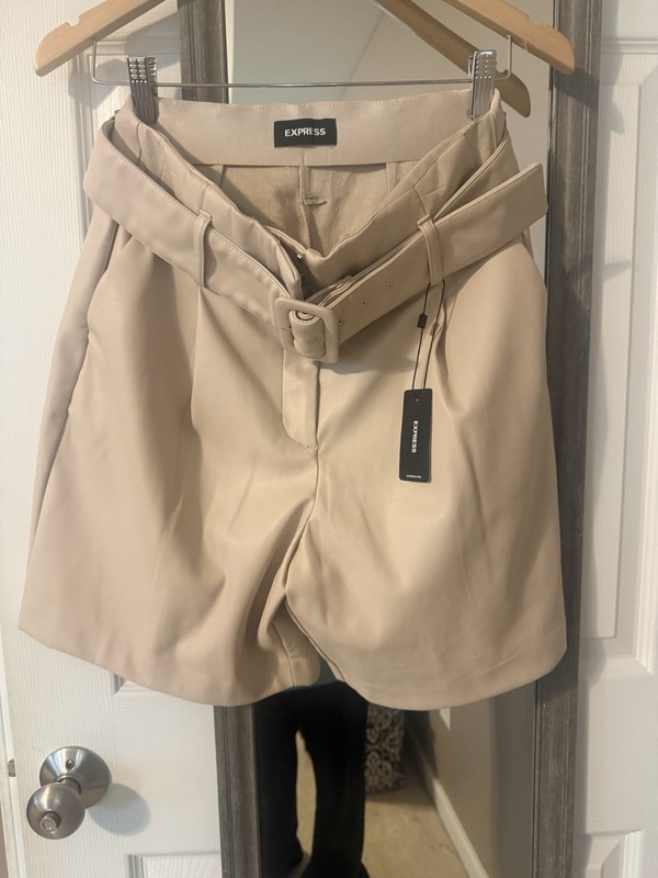 Express Bermuda Super High Rise Beige Faux Leather Belted Shorts Size 10 Pockets
