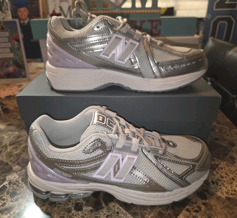 NEW Women’s Sz. 8.5 Mens Sz 7 RARE New Balance 1000 sneakers Silver/White/Violet