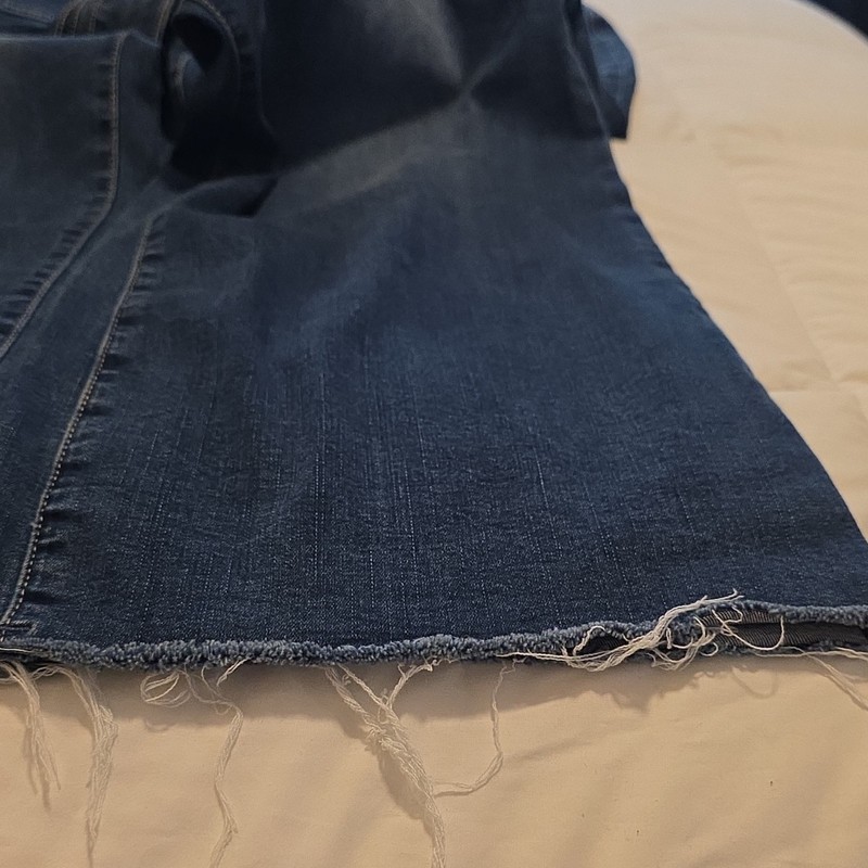 Cato EST 1946 Women’s Petites Curvy Mid-Rise Straight Medium Wash Jeans 24WP gallery