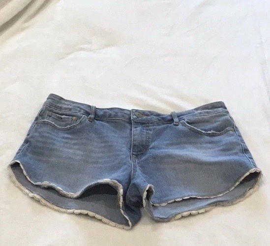 Altar’d State Women’s Blue Light Wash Denim Shorts 31 Lace Trim Stretch