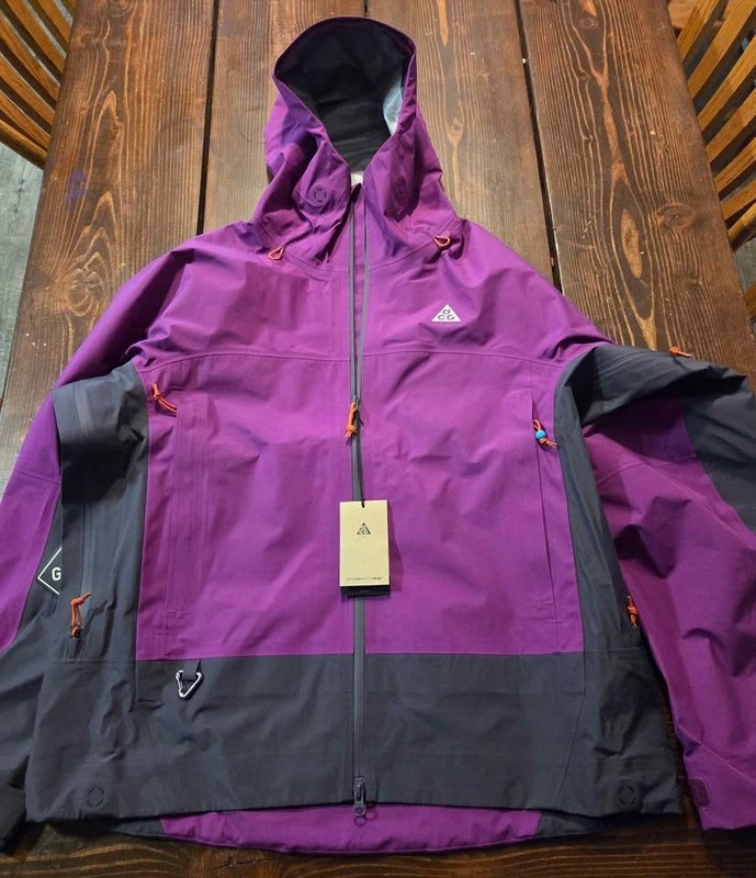 Nike ACG Gore-Tex Misery Ridge Jacket Men Purple Berry, Size Medium, FV8641-505
