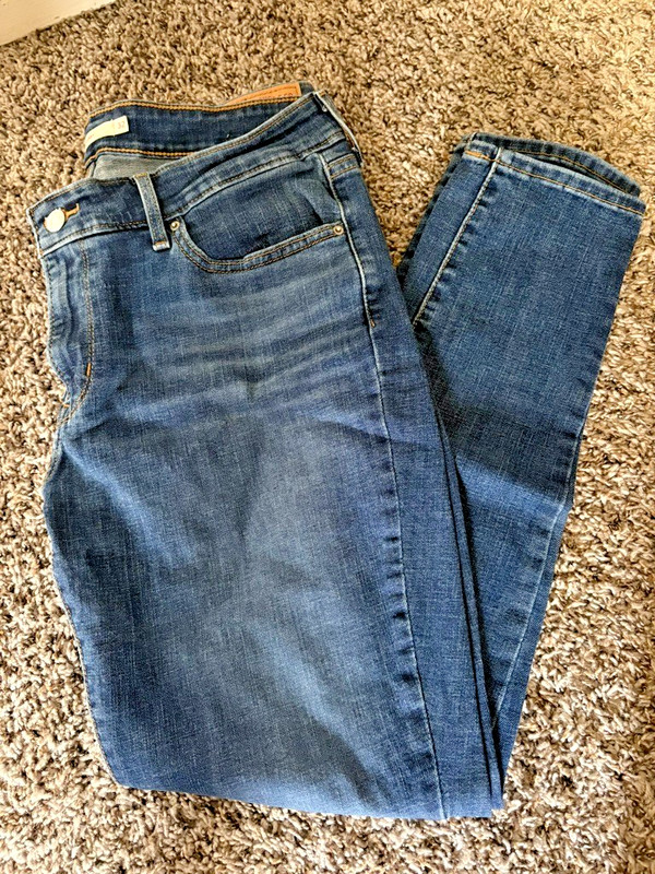 Levi Strauss & Co 711 skinny medium wash jean. Size 32.