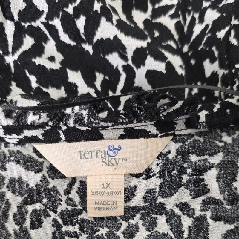Terra & Sky Black White Patterned Blouse Vneck Smocking Size 1X 16W-18W gallery