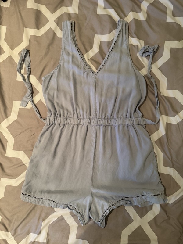Bella Dahl Women’s Light Blue Lyocell V-Neck Sleeveless Tie Waist Romper M gallery