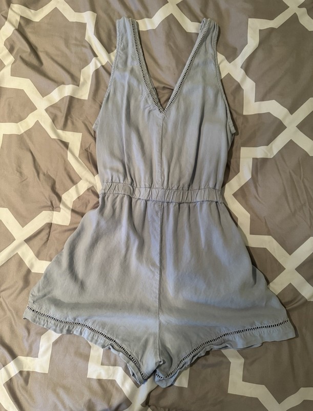 Bella Dahl Women’s Light Blue Lyocell V-Neck Sleeveless Tie Waist Romper M gallery