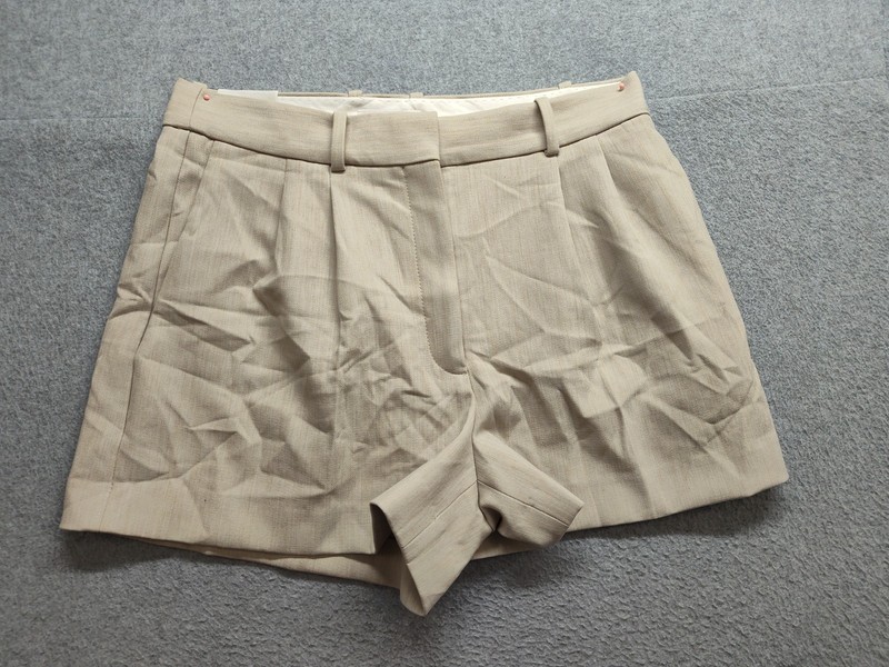 Aritzia Babaton Women Shorts 8 Beige Pleated Zip Hook & Eye Pockets Logo Outdoor