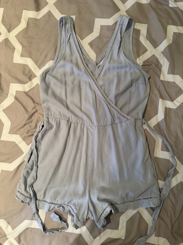 Bella Dahl Women’s Light Blue Lyocell V-Neck Sleeveless Tie Waist Romper M gallery