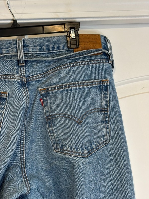 Levi’s Premium Wide Leg Jeans – Women’s Size 31 – Light Wash – High Rise