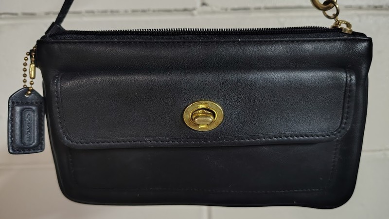 Vintage Coach Black Glovetanned Leather Front Flap Turnlock Clutch Wristlet 7217