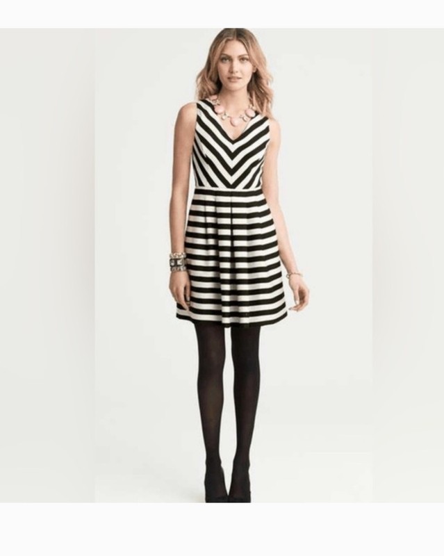 Banana Republic BlackWhite Stripe Fit&Flare Dress Sz 0 Sleeveless V-Neck Pockets