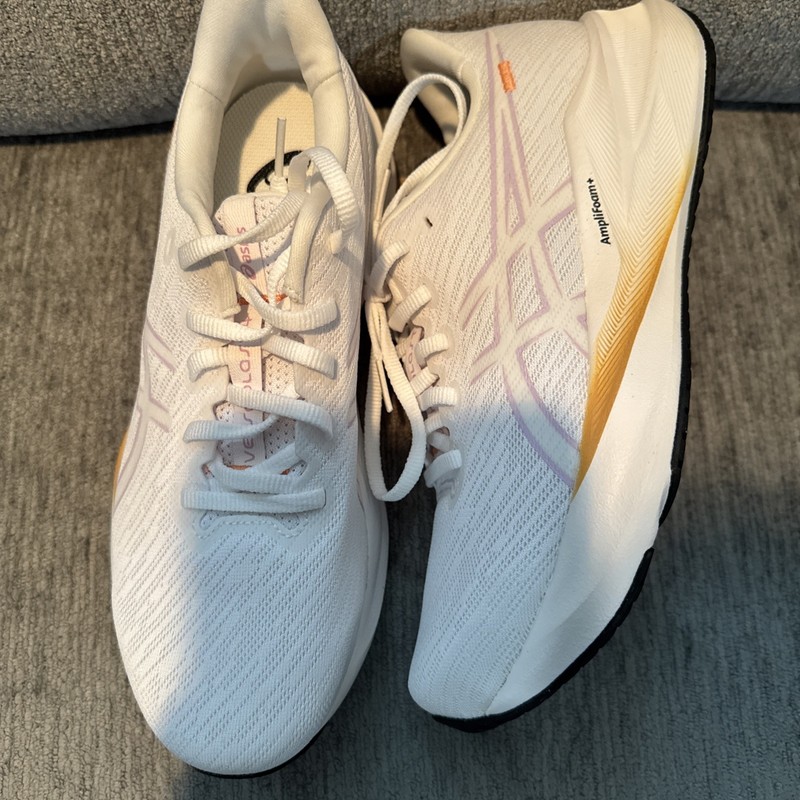 ASICS Versablast 4 White Light Ube Women’s- 1012B775-100 9.5 NEW in box!