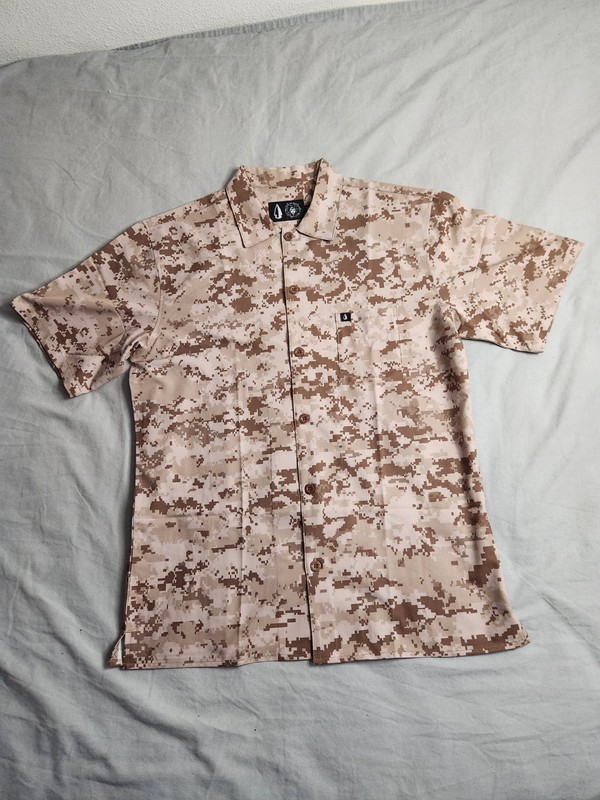 TacHuntFish AOR1 Mojito Digital Camo Button Up Shirt Mens Sz Medium Athletic NEW