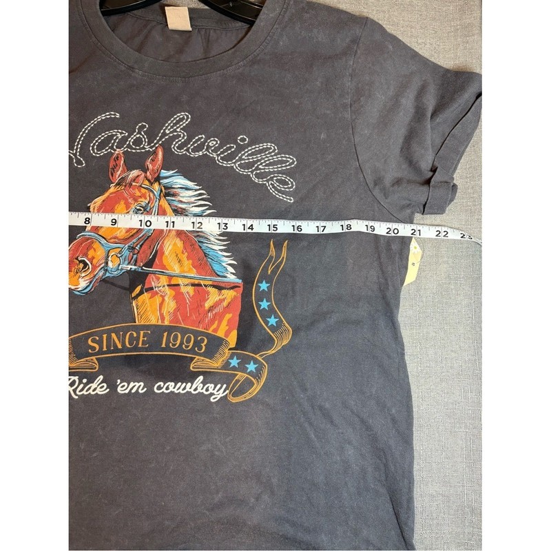 New MESSY BUN JUST CHILLIN' Vintage-style Nashville Graphic Tee gallery