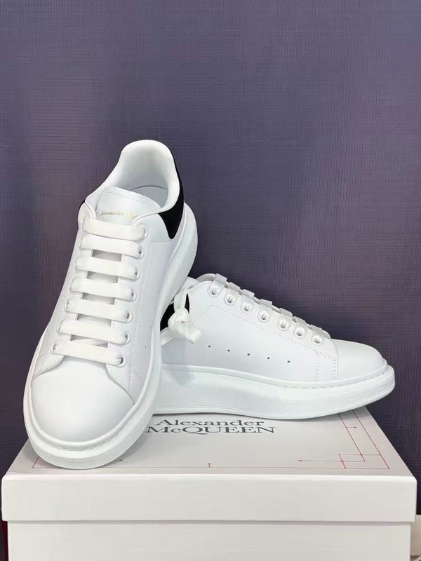 Alexander McQueen White/Black Rear Design Sneakers Smooth Calfskin Low-top Fashi
