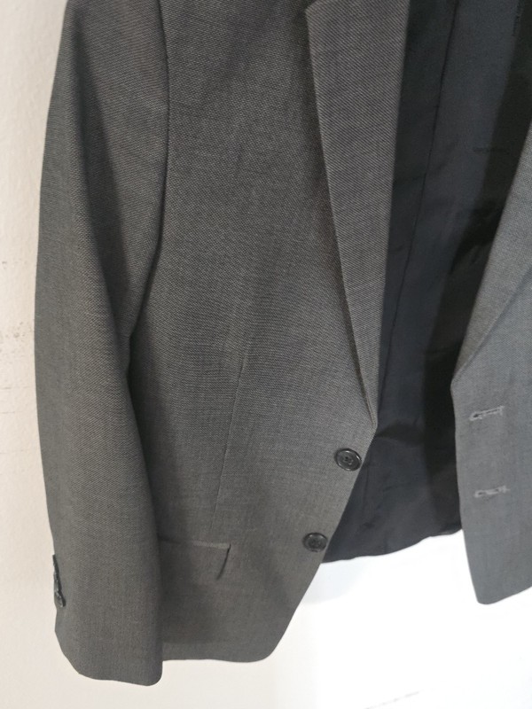 Calvin Klein Men’s Gray 2-Piece Suit 40R 2-Button Flat Front Pants 34x28 gallery