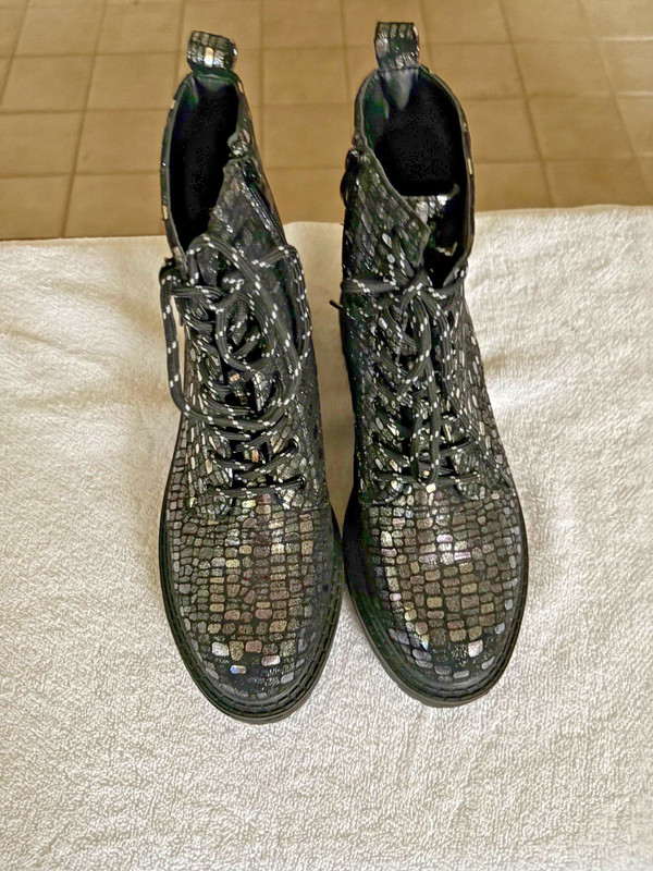 Women’s Black Ankle Combat Boots Lace-Up Sequin Scale like Texture 9.5