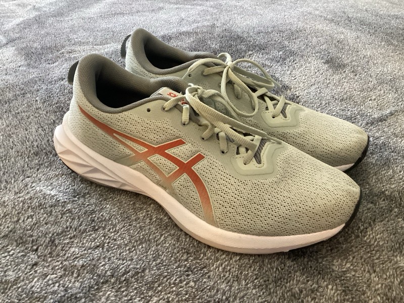 Asics Men’s Size 9.5 Versablast 2 1011B334 Gray & Red Running Shoes Sneakers