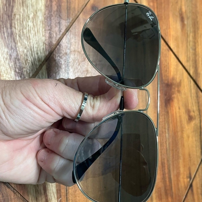 Ray-Ban Aviator Sunglasses The Icons, Original paperwork and Case, unisex gallery