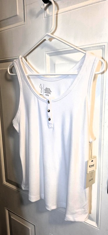 LARGE- WHITE SLEEVELESS TANK TOP- nwt- tencel modal