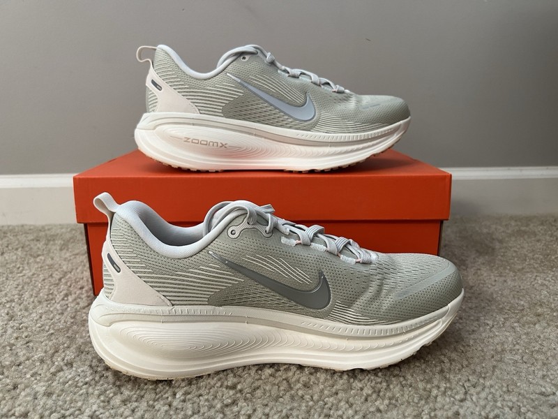 New Women’s Nike Vomero 18 Metallic Silver w/ Pink accents HM6804-012 All Sizes