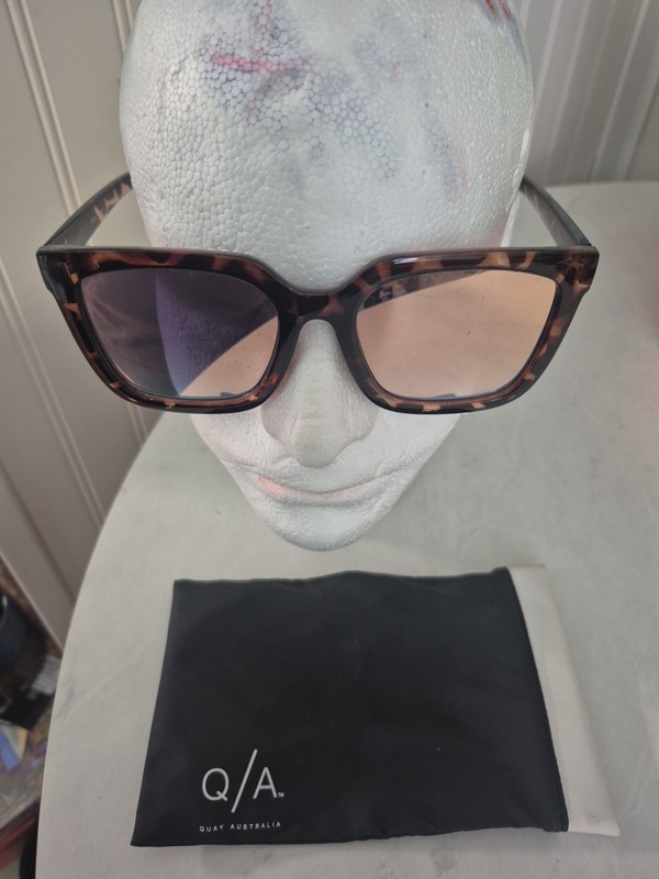 Quay Sunglasses/Genesis Tortoise (brown) Mirrored Squared/With Case