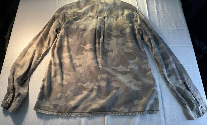 Hollister Camo Half Button Long Sleeve Shirt Juniors Size Small gallery