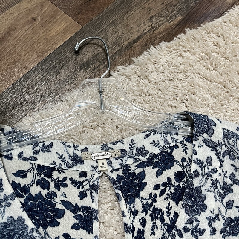 Buckle Gimmicks by BKE Size Small Floral Ombre Tab Sleeve Cutout Peasant Blouse gallery