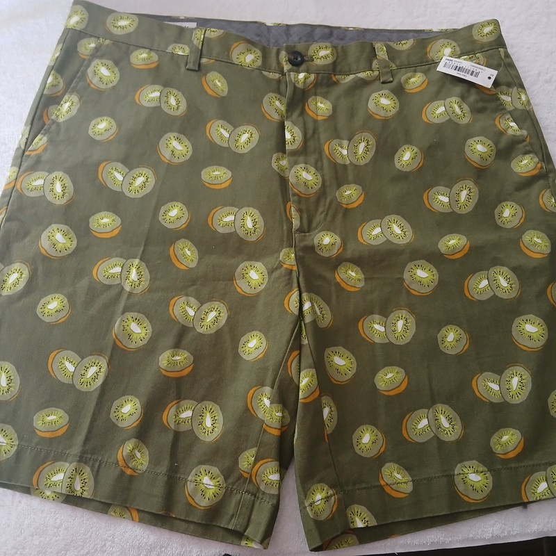 NWT Amazon Essentials Men’s 40 Kiwi Chino Shorts