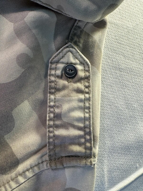 Hollister Camo Half Button Long Sleeve Shirt Juniors Size Small gallery