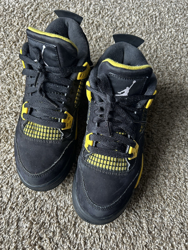 size – 5 Jordan 4 Retro Thunder (2023) (GS) – 408452-017
