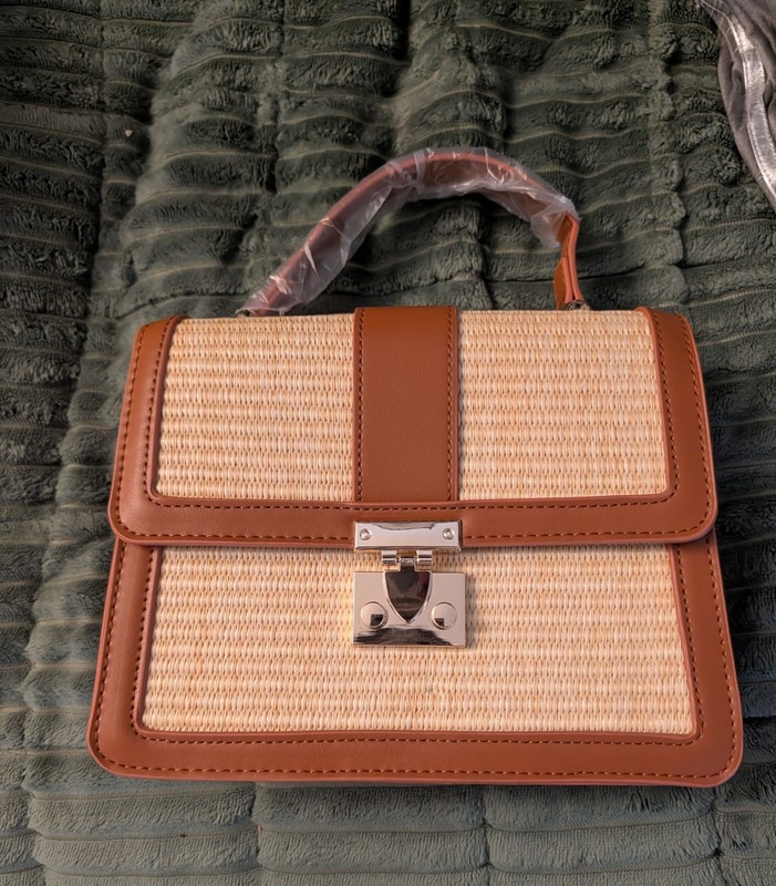 Women’s Beige Woven Straw Top Handle Bag Brown Trim Gold Turn Lock Lined Pockets