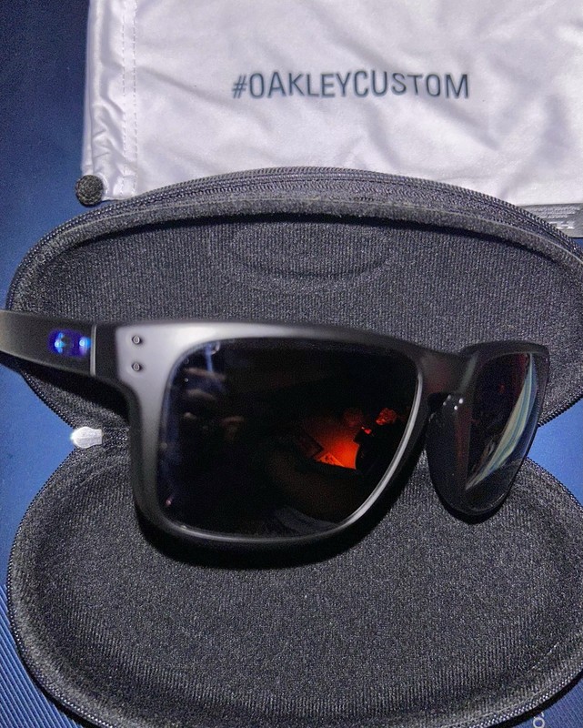 Oakley Holbrook Men’s Square Sunglasses Black Frame Tinted Lenses Case Bag